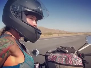 Felicity feline motorcycle তরুণী বাইক চালানো aprilia মধ্যে ব্রা