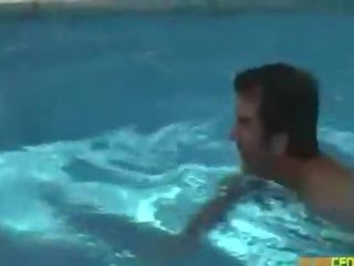 Riietes naine paljaste meestega tüdrukud tolvan ära kõhn dipper poolt a bassein pool