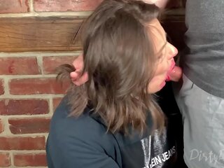Facefucking une youtuber avec palpitant éjac en son bouche