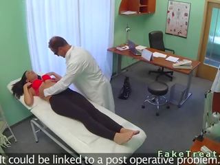 Beguiling tatuiruotėmis pacientas dulkinimasis jos intern į padirbtas ligoninė