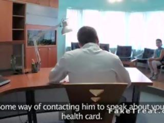 Terapeutti nussii potilas päällä a kirjoituspöytä