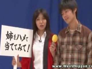 Ιάπωνες νεοσσών παίρνει λαθροχείρ σε δημόσιο