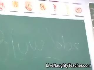 Negrita profesora masturbándose en sexy lencería