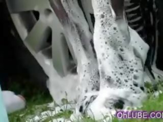 Grande mamalhuda gajas obtendo molhada e soapy