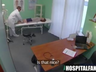Foxy brunete pacients izpaužas masēt līdz viņai specialist