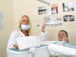 Marvelous tonårs bystiga blondin dentist movs henne klantskallar till en patienten
