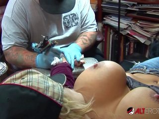 Shyla stylez prende tatuato mentre giocare con suo tette