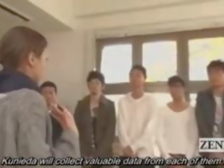 자막 옷을 입은 여성의 벌거 벗은 남성 일본의 기괴한 그룹 수탉 검사