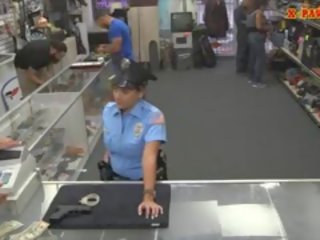 Pieptoasa politie ofițer pawns ei marfă și cuie pentru câștiga numerar