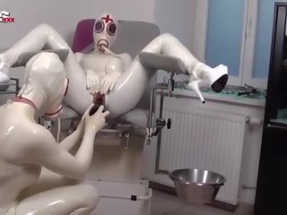 Zabawa przedstawia niemieckie amatorskie lateks fetysz szpital le
