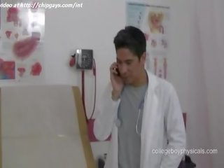 Пресен лекари examines другар