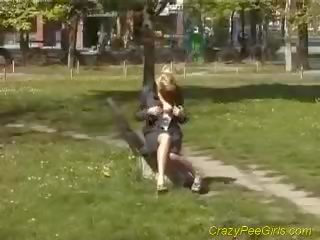 Blondinė pees į children parkas