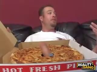 Milf dengan besar tetek memberikan sebuah mengisap penis untuk sebuah pizza pengiriman muda wanita