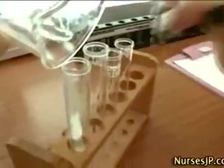 Vilain oriental infirmière obtient supérieur sperme coup