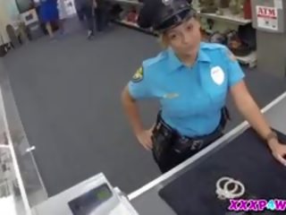 Policewoman 和 她的 firearm