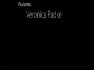 Veronica radke dà suo snello corpo un tetta massaggio e