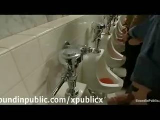Gruppe von homosexuell im öffentlich toiletten handjobs und blowjobs