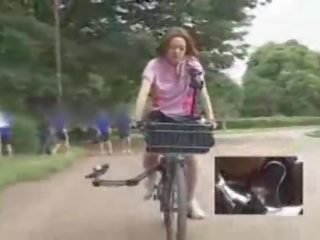 Japonesa adolescent masturbava enquanto a montar um specially modified porcas vídeo vid bike!