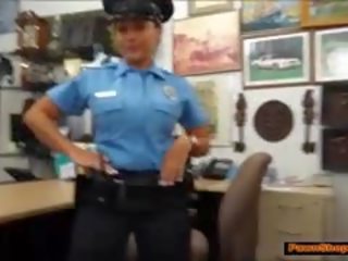 拉丁 policewoman 有 奶 和 屁股