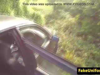 Reāls brit nepieredzējošas viltojums coppers dzimumloceklis uz automašīna