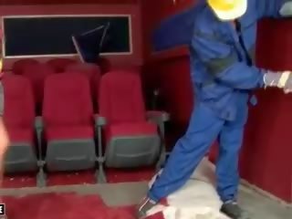 Seductress menikmati kaki seks di bioskop