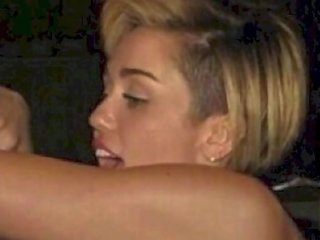 Miley 赛勒斯 袒胸: 