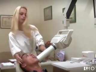 Maliit ginintuan ang buhok dentists pakikipagtalik kanya kliente hindi maamo