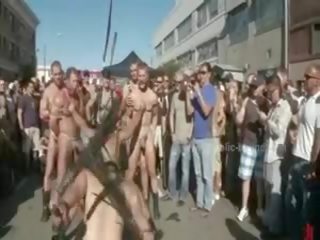 Offentlig plaza med avskalade män prepared för vild coarse violent bög grupp vuxen video- filma