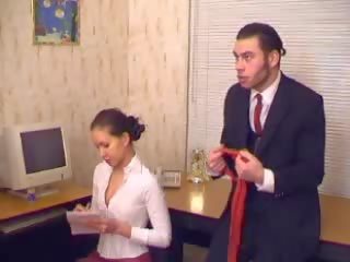 Sef chloroform și rape ei secretara în birou