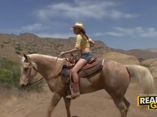 Otroligt brunett tonårs gata flicka missy sten utomhus cowboy stil fan