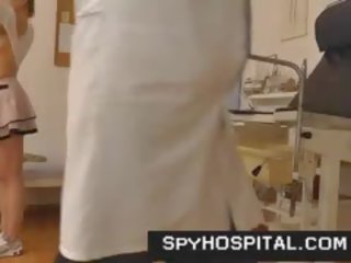 Spiegs kamera set-up uz gyno check-up istaba