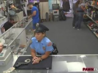 أمن ضابط بيادق لها أشياء و مارس الجنس مع pawnkeeper