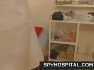 Ιατρικό εξέταση κρυμμένο κάμερα σε γυναικολόγους κλινική