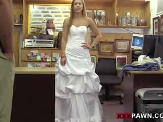 該 新娘 和 她的 婚禮 連衣裙
