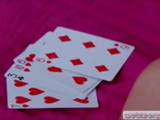 Στριπτίζ πόκερ στροφές σε ένα τρίο lesbosex