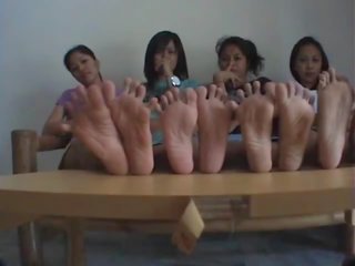4 момичета широк пръст на крак разпръскване