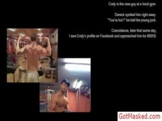 Stupendous мускулест момче представяне край негов тяло от gotmasked