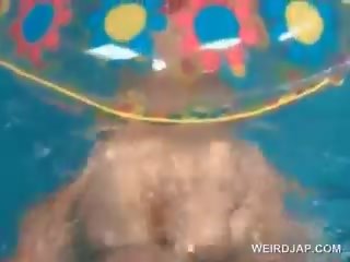 Голий азіатська лялька отримує пизда трахкав підводний в басейн