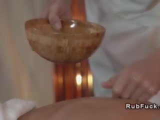 Enticing femme fatale obtient hardcore massage