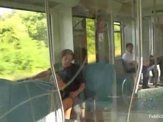 E adhurueshme carla duke thithur e shëndoshë i madh peter në një treni